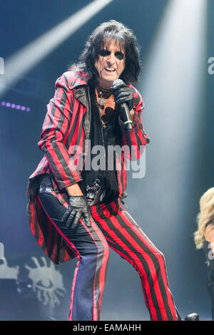 Greensboro, North Carolina, USA. 22. Oktober 2014. Musik Künstler ALICE COOPER bringt seine 2014-Tour in Greensboro Coliseum in Greensboro, North Carolina. Alice Cooper (geboren Vincent Damon Furnier, 4. Februar 1948) ist ein US-amerikanischer Rock-Sänger, Songwriter und Musiker, die dessen Karriere fünf Jahrzehnte umspannt. © Andy Martin Jr./ZUMA Draht/Alamy Live-Nachrichten Stockfoto