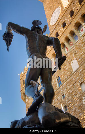 Cellinis Skulptur des Perseus töten Medussa auf der Piazza della Signoria in Florenz, Toskana, Italien Stockfoto