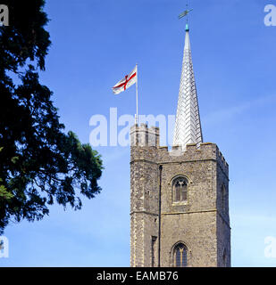 Flagge fliegt vom Kirchturm an Str. Georges Tag Stockfoto