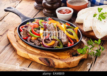 Beef Fajitas mit bunten Paprika in die Pfanne und Tortilla Brot und Soßen Stockfoto