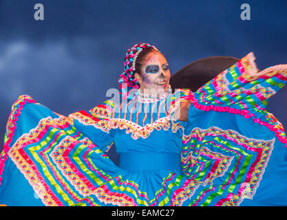 Traditionelle mexikanische Tänzer führen bei der Dia De Los Muertos-Feier in Coachella, Kalifornien Stockfoto