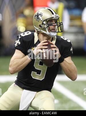 New Orleans, LOUISIANA, USA. 16. November 2014. New Orleans Saints quarterback DREW BREES sieht, gegen die Cincinnati Bengals im Mercedes-Benz Superdome in New Orleans, Louisiana zu werfen. © Dan Anderson/ZUMA Draht/Alamy Live-Nachrichten Stockfoto