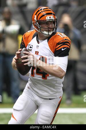 New Orleans, LOUISIANA, USA. 16. November 2014. Cincinnati Bengals quarterback ANDY DALTON sieht, gegen die New Orleans Saints im Mercedes-Benz Superdome in New Orleans, Louisiana zu werfen. © Dan Anderson/ZUMA Draht/Alamy Live-Nachrichten Stockfoto