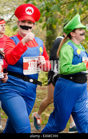 Läufer, die Teilnahme an der Cardiff 10k Morun, Cardiff 2014 Teil des Movember Mens Health Fundraising-Veranstaltungen Stockfoto