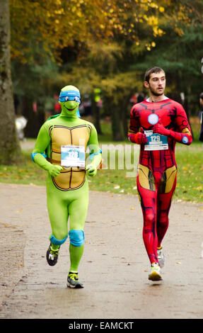 Läufer in Fancy Dress Kostüme am Cardiff 5k Morun, Cardiff 2014 Teil des Movember Mens Health Fundraising-Veranstaltungen Stockfoto