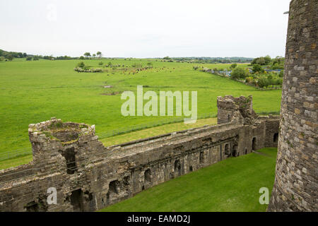 Blick vom hohen Mauern von Beaumaris Castle von alten Mauern der Festung & Smaragd Ackerland bis Horizont auf Isle of Anglesey Stockfoto
