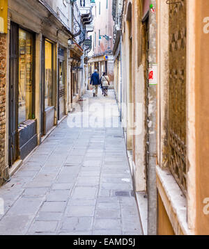 Menschen zu Fuß durch schmale Gasse in Venedig, Italien Stockfoto