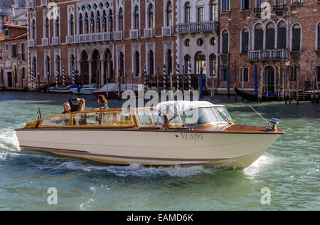 Wassertaxi am Kanal in Venedig, Italien Stockfoto