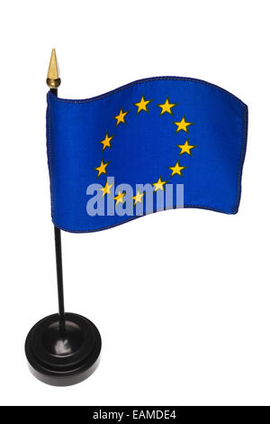 Kleine Flagge der EU in einem Stand isoliert auf einem weißen Hintergrund. Hohen Winkel. Stockfoto