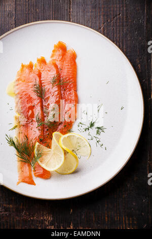 Geräucherter Lachs mit Dill und Zitrone auf weißen Teller Stockfoto