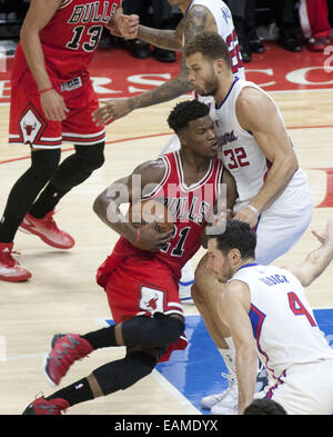 Los Angeles, Kalifornien, Vereinigte Staaten von Amerika, USA. 17. November 2014. LOS ANGELES, CA - 17. NOVEMBER: Los Angeles Clippers Blake Griffin macht Druck in der ersten Hälfte des Spiels gegen die Chicago Bulls Jimmy Buttler im Staples Center am 17. November 2014 in Los Angeles, Kalifornien. ARMANDO ARORIZO © Armando Arorizo/Prensa Internacional/ZUMA Draht/Alamy Live News Stockfoto