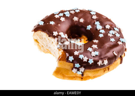 lecker lecker Krapfen mit einem fehlenden Biss über einen weißen Hintergrund isoliert Stockfoto