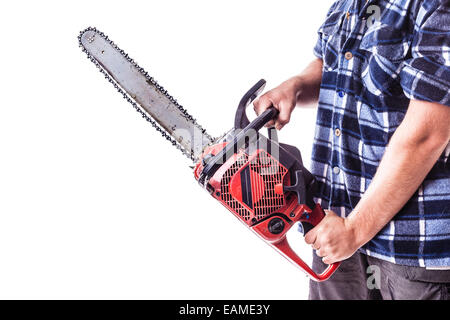 eine rote Motorsäge holded von männlichen Arme isoliert auf weißem Hintergrund Stockfoto