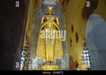 Huge Südlage Kassapa Buddha stehend 4 Statuen vor der Himmelsrichtungen, Ananda buddhistischen Tempel Pagan, Bagan, Burma, Myanmar Stockfoto