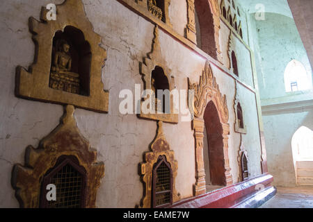 Goldene Buddha-Statuen im Inneren des riesigen Ananda buddhistische Tempel, Pagan, Bagan, Burma, Myanmar, Südostasien, Asien Stockfoto
