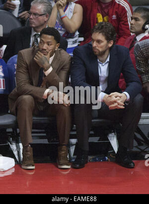 Los Angeles, Kalifornien, Vereinigte Staaten von Amerika, USA. 17. November 2014. LOS ANGELES, CA - NOVEMBER 17:Chicago Bulls Spieler Derrick Rose und Pau Gasol auf der Bank sitzen während des Spiels gegen die Los Angeles Clippers im Staples Center am 17. November 2014 in Los Angeles, Kalifornien. ARMANDO ARORIZO © Armando Arorizo/Prensa Internacional/ZUMA Draht/Alamy Live News Stockfoto