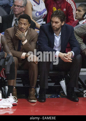 Los Angeles, Kalifornien, Vereinigte Staaten von Amerika, USA. 17. November 2014. LOS ANGELES, CA - NOVEMBER 17:Chicago Bulls Spieler Derrick Rose und Pau Gasol auf der Bank sitzen während des Spiels gegen die Los Angeles Clippers im Staples Center am 17. November 2014 in Los Angeles, Kalifornien. ARMANDO ARORIZO © Armando Arorizo/Prensa Internacional/ZUMA Draht/Alamy Live News Stockfoto