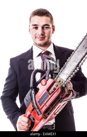 ein junger Geschäftsmann hält eine rote Motorsäge isoliert auf einem weißen Hintergrund Stockfoto