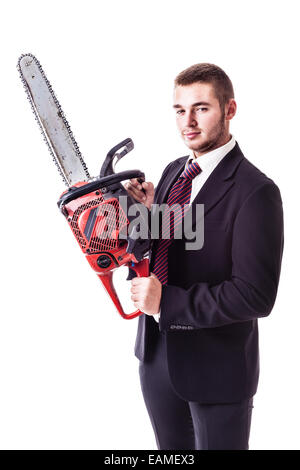 ein junger Geschäftsmann hält eine rote Motorsäge isoliert auf einem weißen Hintergrund Stockfoto