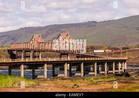 Die Dalles-Brücke überquert eine Fachwerkbrücke aus Stahl Freischwinger den Columbia River.  Die Dalles, Oregon Stockfoto