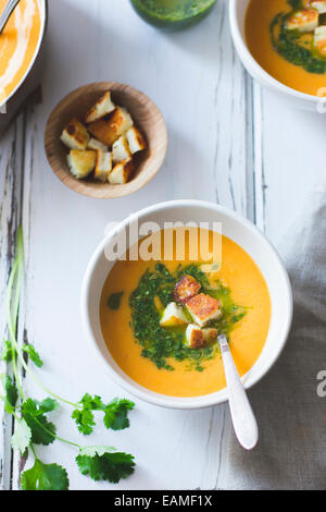 Gemüsesuppe mit grüner Soße und Käse Croutons geröstet Stockfoto