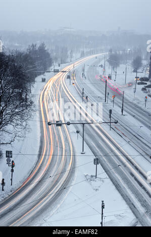 Lichtspuren Autos an einer belebten Kreuzung in Helsinki, Finnland Stockfoto