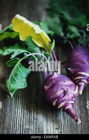 Kohlrabi Kohl auf dunklem Holz Stockfoto