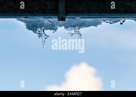 Schuss von einigen Eiszapfen hängen von der Gosse hautnah Stockfoto