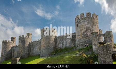 Massive relativ intakt 13. Jahrhundert Conwy Castle in Wales mit riesigen Rundtürmen durchbohren in blauen Himmel mit Wolken gestreift Stockfoto