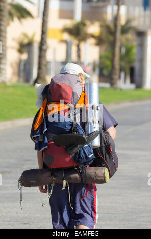 Junger Mann mit großen Rucksack mit Campingausrüstung in Spanien Stockfoto