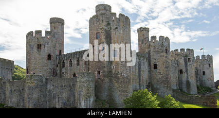 Massive & spektakuläre 13. Jahrhundert Conwy Castle in Wales mit hohen Rundtürmen durchbohren in blauen Himmel mit Wolken gestreift Stockfoto