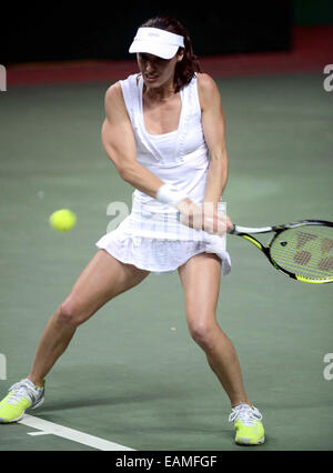 Neu-Delhi. 17. November 2014. Martina Hingis Hyderabad Asse kehrt ein Schuss gegen Venus Williams von Bangalore Raptors in Champions Tennis League (CTL) im Lal Bahadur Stadium in Hyderabad, Indien am 17. November 2014. Bildnachweis: Stringer/Xinhua/Alamy Live-Nachrichten Stockfoto