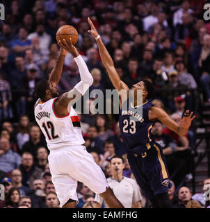 Portland, Oregon, USA. 17. November 2014 - LAMARCUS ALDRIDGE (12) Triebe über ANTHONY DAVIS (23). Die Portland Trail Blazers spielen die New Orleans Pelikane am Moda Center am 17. November 2014. Bildnachweis: David Blair/ZUMA Draht/Alamy Live-Nachrichten Stockfoto