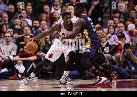 Portland, Oregon, USA. 17. November 2014 - Beiträge WESLEY MATTHEWS (2) auf. Die Portland Trail Blazers spielen die New Orleans Pelikane am Moda Center am 17. November 2014. Bildnachweis: David Blair/ZUMA Draht/Alamy Live-Nachrichten Stockfoto