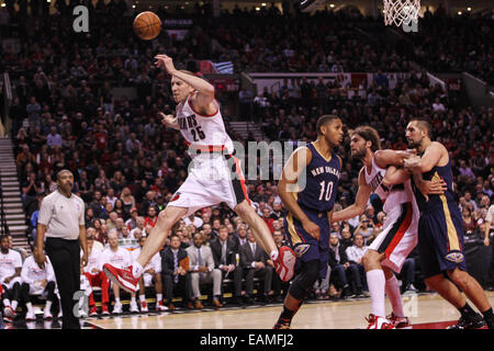 Portland, Oregon, USA. 17. November 2014 - verliert STEVE BLAKE (25) den Ball unter dem Korb. Die Portland Trail Blazers spielen die New Orleans Pelikane am Moda Center am 17. November 2014. Bildnachweis: David Blair/ZUMA Draht/Alamy Live-Nachrichten Stockfoto