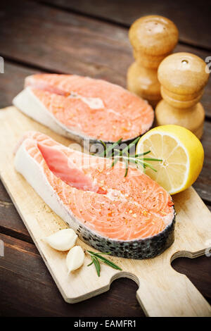 Zwei frische Lachs-Steaks mit Gewürzen und Kräutern Stockfoto