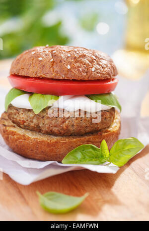 Italienischen Stil Burger mit Mozzarella, Basilikum und Tomaten Stockfoto