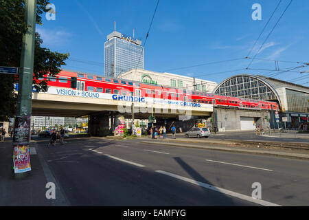 Stadtlandschaft. Der Bahnhof Alexanderplatz. Im Hintergrund ein fünf-Sterne-Hotel Park Inn by Radisson Stockfoto