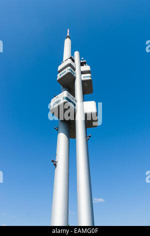 Berühmte Prager Zizkov TV Tower (216 m). Der Turm ist ein Beispiel für Hightech-Architektur Stockfoto