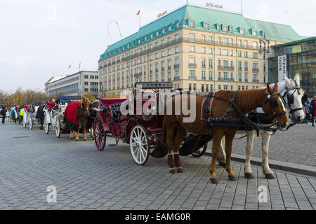 BERLIN - 31. Oktober 2014: Trainer am Pariser Platz, im Hintergrund die berühmte Luxus Hotel Adlon Kempinski Stockfoto