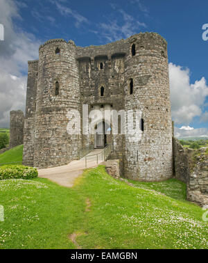 Blick auf große, imposante & intakt Eingang Tor & Türme des 13. Jahrhunderts Kidwelly Burgruine unter blauem Himmel in Wales Stockfoto