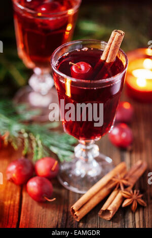 Glühwein mit kleinen Holzäpfel, Zimtstange und Anis closeup Stockfoto