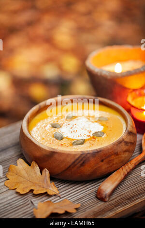 Kürbissuppe in einer rustikalen Schüssel außerhalb im Herbst Stockfoto