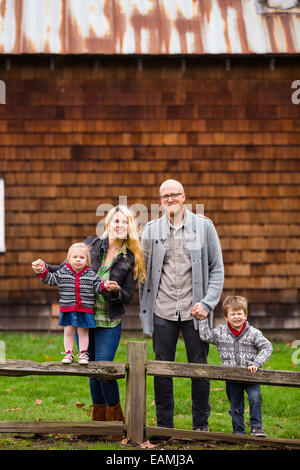 Familie Lifestyle Portrait von Mutter, Vater, Sohn und Tochter vor eine rustikale Scheune im Land. Stockfoto
