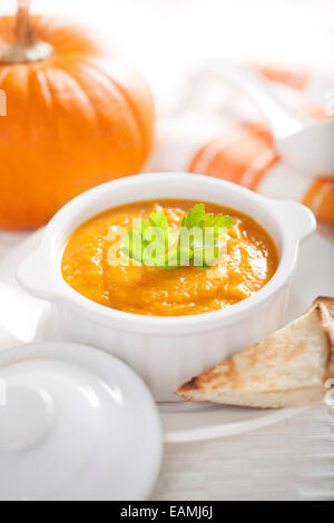 Kürbissuppe in einer weißen Schüssel mit Pita-Brot Stockfoto