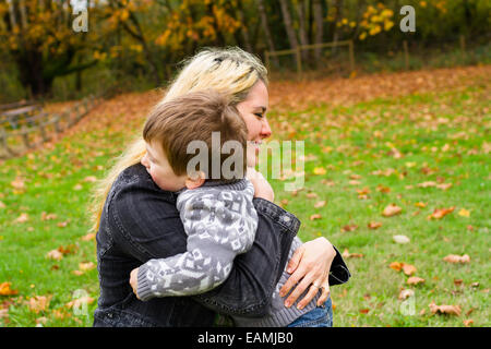 Lifestyle-Porträt einer Mutter und ihrem Sohn im Freien im Herbst. Stockfoto