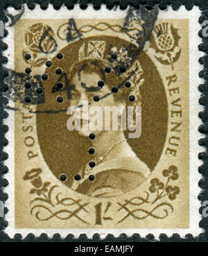 Vereinigtes Königreich - ca. 1953: Briefmarke gedruckt in England (Perfin), zeigt ein Portrait von Königin Elizabeth II, ca. 1953 Stockfoto