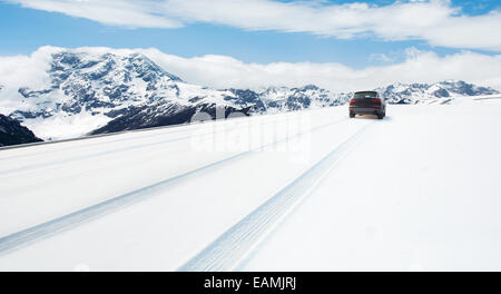 Das Auto im Schnee Stockfoto