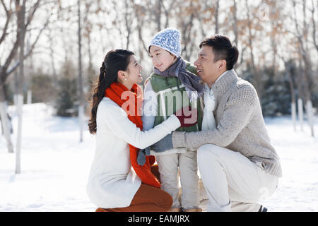 Eine Familie mit drei in der Outdoor-Ausflug Stockfoto