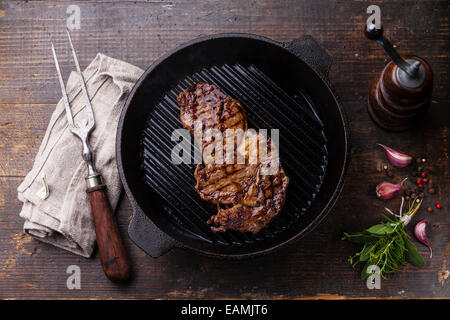 Gegrillten Ribeye Steak Entrecote auf Grillpfanne auf hölzernen Hintergrund Stockfoto